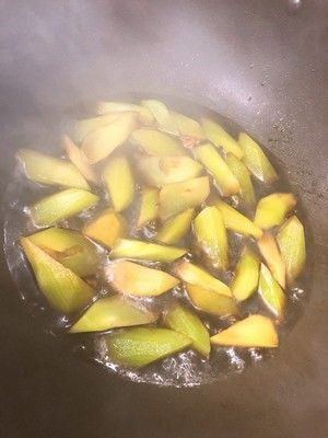红烧莴苣（谁说莴苣只能绿油油）的做法步骤 第4步