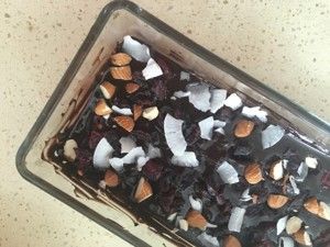 蔓越梅杏仁黑巧克力（附20种对心脏有益的食物以及关于hiit运动与个人体会）的做法步骤 第1步