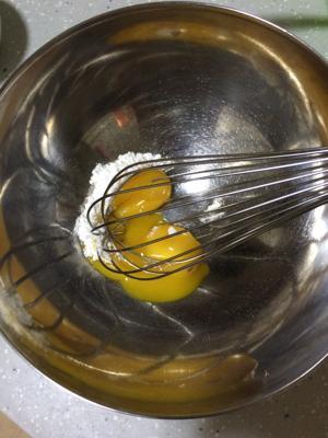 酥到骨子里的蛋黄饼干的做法步骤 第2步