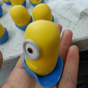 小黄人翻糖棒棒糖（多图）的做法步骤 第5步