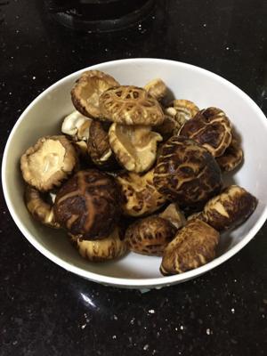 腊猪蹄炖花菇的做法步骤 第2步