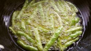 四季豆最完美的吃法丨 干煸四季豆 • 圆满素食的做法步骤 第3步