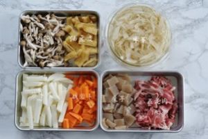 豚汁とんじる（日式猪肉味噌汤）的做法步骤 第1步