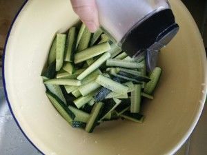 酸甜麻辣瓜条的做法步骤 第2步