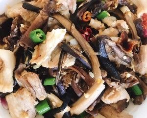 五花肉干锅茶树菇的做法步骤 第3步