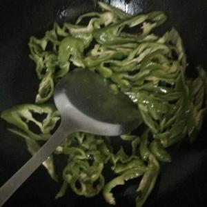 辣椒炒花生米的做法步骤 第2步