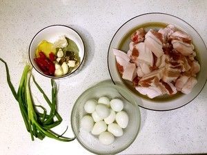 红烧五花肉炖虎皮鹌鹑蛋的做法步骤 第1步