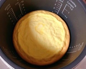 【绵软软de电饭锅蛋糕】第1次就成功哒👉炒鸡好吃de彤小宝鸭鸭蛋糕的做法步骤 第14步
