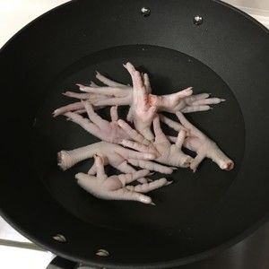 卤鸡爪（真的超级好吃）的做法步骤 第1步