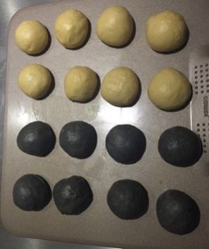 万圣节🎃搞怪手撕面包🍞~双色南瓜挤挤包的做法步骤 第4步