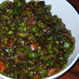 甜面酱炒豆角尖椒的做法步骤 第2步