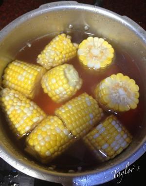 玉米胡萝卜猪骨汤的做法步骤 第3步