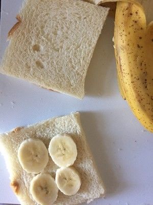 香蕉鸡蛋吐司卷（简易版香蕉派）的做法步骤 第2步