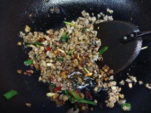 《昨日的美食》之油豆腐、韭菜、高丽菜、猪绞肉的味噌热炒的做法步骤 第8步