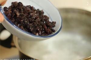酒酿蜜豆年糕汤的做法步骤 第3步