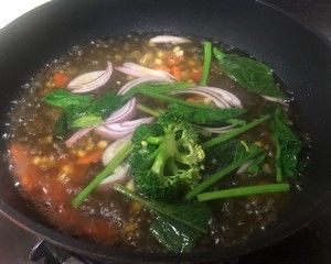 超快手早餐：五彩斑斓营养健康面的做法步骤 第3步