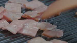 《美貌便当》二月兰开• 爱如培根炒饵块的做法步骤 第2步