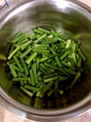 超级下饭的蒜苔炒肉的做法步骤 第1步