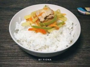 三丝炒里脊（土豆青椒胡萝卜炒肉丝）的做法步骤 第6步
