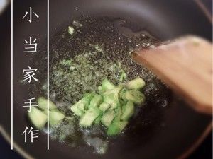 牛油果炒鸡蛋拌蝴蝶面的做法步骤 第2步