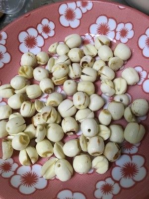 冰糖雪梨银耳莲子汤的做法步骤 第3步