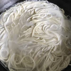 虾油鸡丝杂蔬炒面的做法步骤 第3步