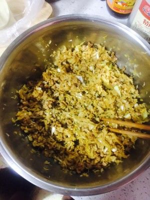 酸菜猪肉馅蒸饺，韭菜鸡蛋馅蒸饺（第一次做哦）的做法步骤 第2步
