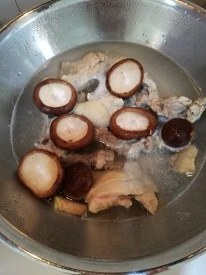周末宝宝菜-香菇炖鸡腿的做法步骤 第2步