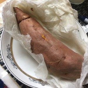 微波炉烤地瓜👏简单方便好吃😋懒人必备的做法步骤 第1步