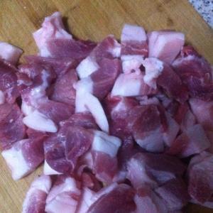 电饭煲无油美味红烧肉的做法步骤 第1步