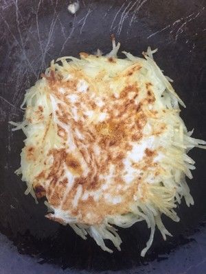 土豆丝鸡蛋饼(懒人快手早餐首选)的做法步骤 第4步