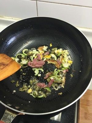 咸菜笋干肉丝面的做法步骤 第3步