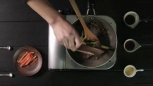了不起的四季豆 | 爸爸厨房 VOL . 136 四季豆 红甜椒 猪肉末 料酒 橄榄油的做法步骤 第7步