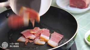 视频｜青椒火腿炒松茸｜牛佤松茸食谱的做法步骤 第4步
