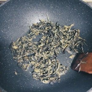 夏日一口鲜-炝炒干巴菌的做法步骤 第6步