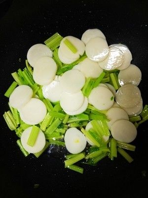 芹菜炒年糕（简易版）的做法步骤 第5步