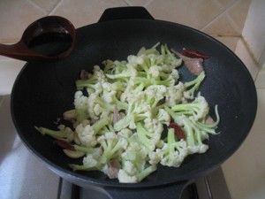 在家也能做出饭店一样美味的［干锅花菜］的做法步骤 第5步