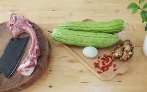 热浪来袭，来碗消暑神汤——凉瓜排骨汤的做法步骤 第1步