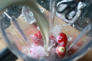【山姆厨房】香蕊草莓奶油布丁杯的做法步骤 第4步