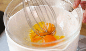 这颗会爆汁的班尼迪克蛋，营养与颜值集一身的早餐的做法步骤 第2步