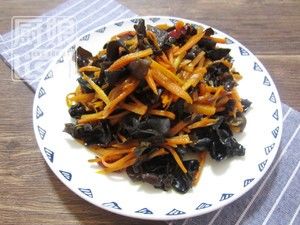 【胡萝卜丝炒木耳】的做法步骤 第7步