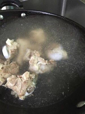 非常简单又美味的大骨头汤的做法步骤 第1步