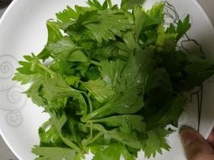 芹菜叶炖土豆的做法步骤 第1步