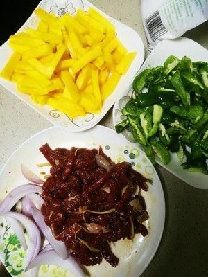 鲜芒果炒牛肉的做法步骤 第4步