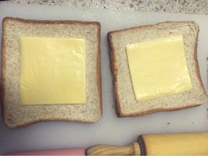 【快手早餐】芝心香肠卷的做法步骤 第2步