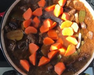 红萝卜炖牛肉-六月香葱伴侣版的做法步骤 第7步