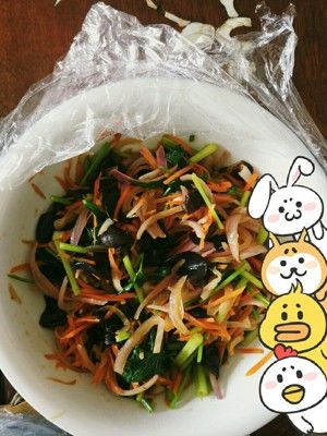 凉拌洋葱木耳胡萝卜芹菜丝的做法步骤 第2步
