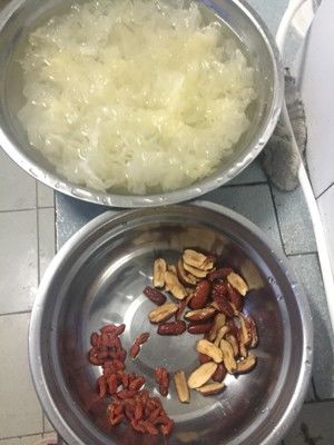 雪梨银耳鸡蛋红枣糖水的做法步骤 第1步