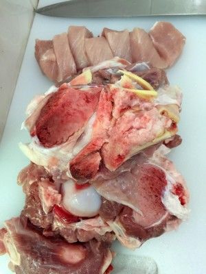 廣東人拒絕味精 - 蓮藕豬大骨湯的做法步骤 第1步