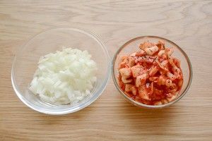 【金枪鱼辣白菜炒饭】炒饭控 看这里~的做法步骤 第1步